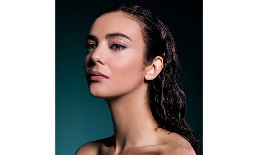 Cristina Santigosa, e-marketing manager de LOLA Make Up y maquilladora, explica cómo suavizar los rasgos
