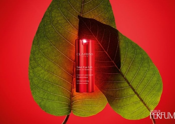 Clarins lanza el nuevo Total Eye Lift con efecto lifting inmediato y fórmula respetuosa con la piel sensible