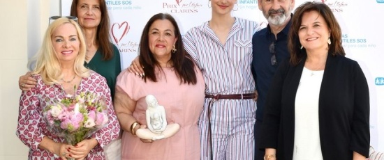 Lourdes Fandiño Carballeda recibe el Premio Clarins por la Infancia 2025 por su labor como madre de acogida