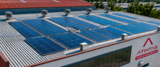 Atintas evita más de 150 toneladas de CO₂ al año fabricando PLV con energía solar