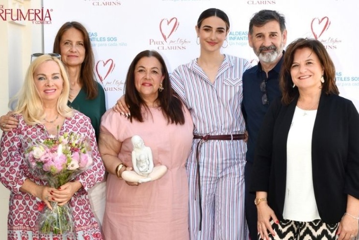 Lourdes Fandiño Carballeda recibe el Premio Clarins por la Infancia 2025 por su labor como madre de acogida