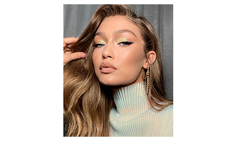 Gigi Hadid luce el look holográfico de la temporada