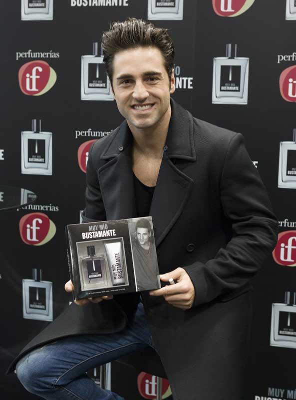 David Bustamante firma su fragancia ‘Muy Mío’ en Perfumerías If de Santander 