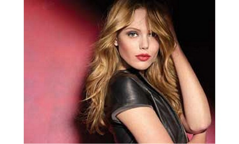 Frida Gustavsson es el nuevo rostro de Maybelline NY