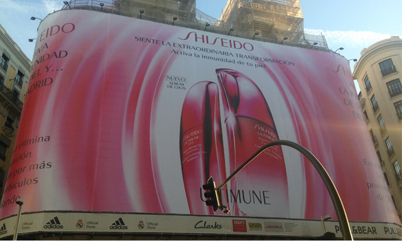 Shiseido despliega en Madrid la primera lona que elimina la contaminación