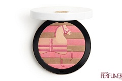 Hermès Beauté lanza Rocabar, una nueva creación de maquillaje concebida por su director creativo Gregoris Pyrpylis para la temporada festiva de fin de año. Esta edición limitada combina la herencia ecuestre de la Maison con la excelencia artesanal de la marquetería realizada en polvo, reafirmando el savoir-faire distintivo de Hermès.