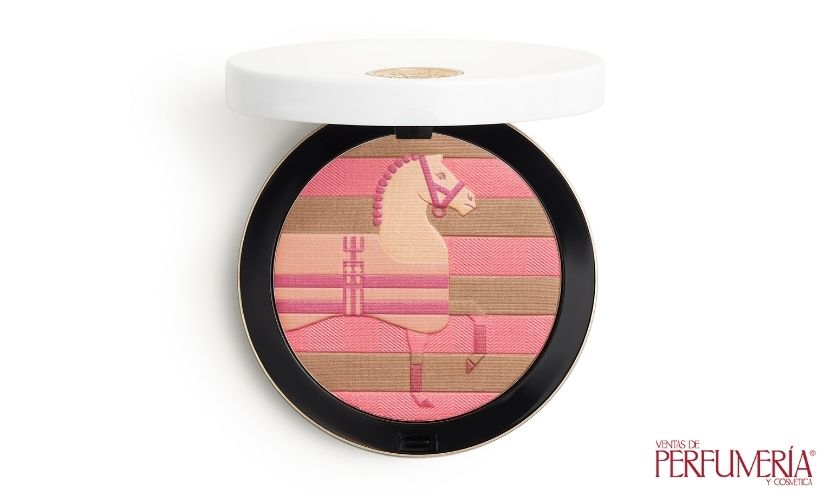 Hermès Beauté lanza Rocabar, una nueva creación de maquillaje concebida por su director creativo Gregoris Pyrpylis para la temporada festiva de fin de año. Esta edición limitada combina la herencia ecuestre de la Maison con la excelencia artesanal de la marquetería realizada en polvo, reafirmando el savoir-faire distintivo de Hermès.