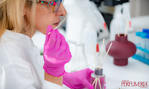 La influencia del experto evaluador de fragancias en la identidad aromática de una marca cosmética